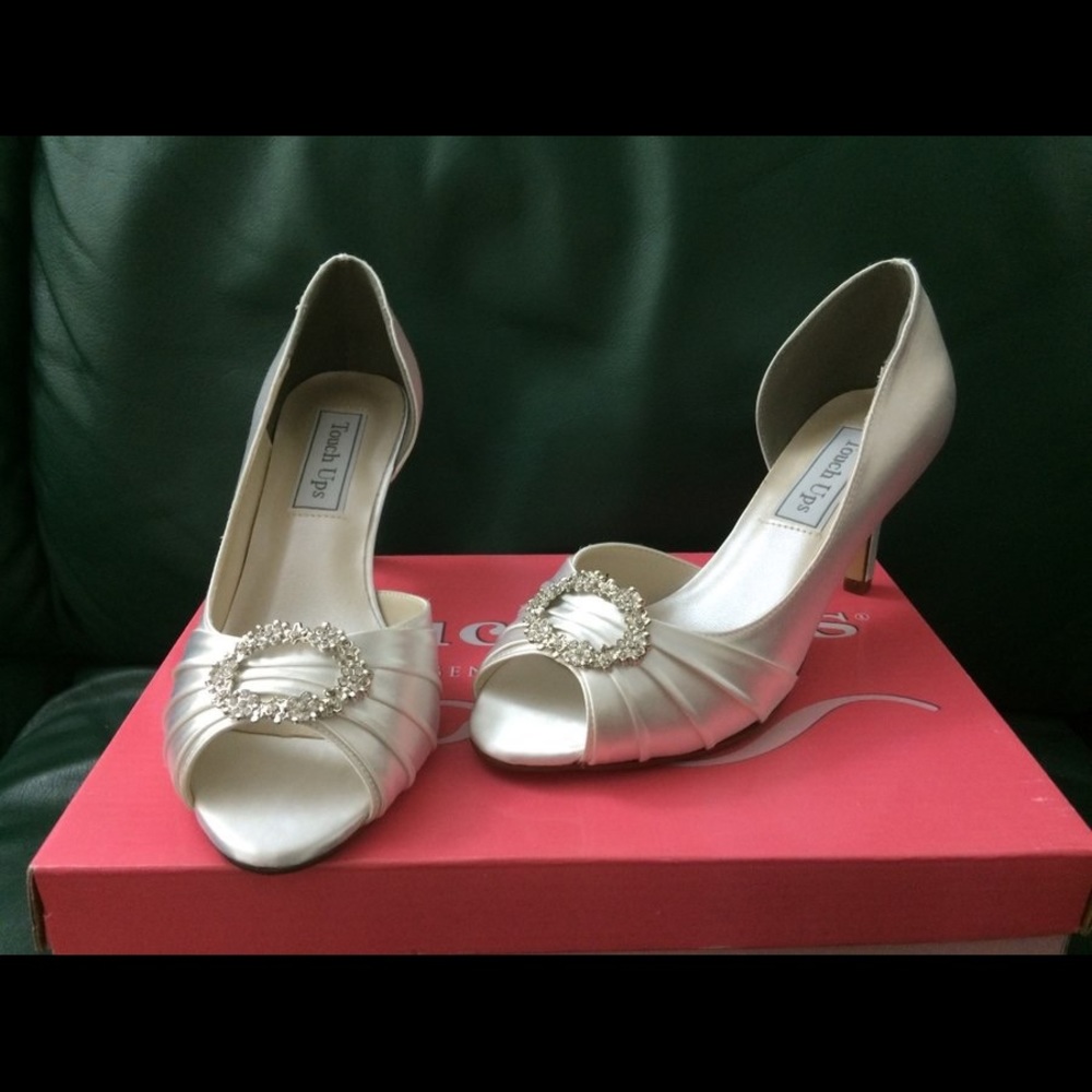 White touch ups by Benjamin walk - size 6M